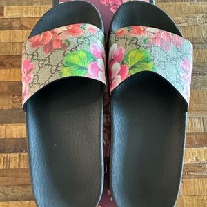 GUCCI
GG Blooms Supreme slides